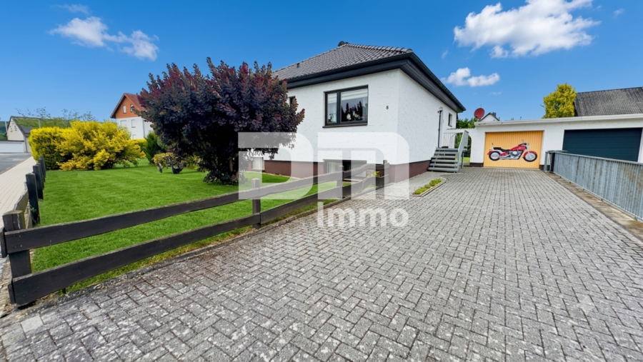 Solider Familien-Bungalow mit großem Potenzial in ruhiger Lage mit Wintergarten und Garage - Einfahrt / Zufahrt Garage